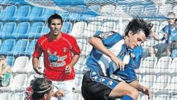 <b>GOLEADOR. </b>Calandria lucha con Gorka García un balón en el área del Lorca.