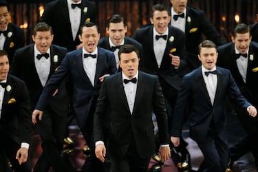 Cuando la Academia le encargó a Seth McFarlane presentar la gala de 2013, todos esperaban un humor ácido e irreverente (él es el creador de Padre de Familia, por ejemplo). Pero el presentador se pasó de frenada y un gran número de actrices criticaron, en particular, un número musical titulado 'We saw your bobs' (os vimos las tetas) donde repasaba algunos de los nombres de actrices que han mostrado sus pechos en la gran pantalla. Bastante mal gusto.