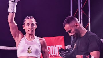 Natali Francesca en el ring junto a su entrenador Juli Giner.