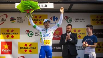 Davide Cimolai posa con el maillot de l&iacute;der en el podio sin azafatas de Calella tras la disputa de la primera etapa.