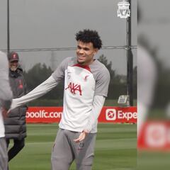 La risa de Díaz que contagia a Núñez y Klopp en la práctica