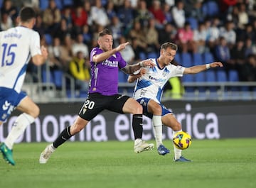 Casas pugna por estar en el once inicial.-