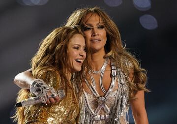 Jennifer Lopez y Shakira durante la actuación en el descanso del partido. 