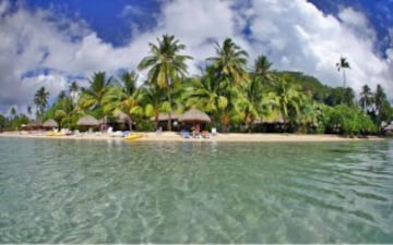 Huahine es una de las islas de Sotavento del archipiélago de las islas de la Sociedad, en la Polinesia Francesa. Está formada por dos penínsulas montañosas, Huahine Nui (Gran Huahine) y Huahine Iti (Pequeña Huahine), unidas por un estrecho istmo que separa las bahías de Maroe y Bourayne. El Gran Huahine es el lugar idóneo para actividades más turísticas como un paseo a caballo con la puesta de sol de testigo. La Pequeña, por su parte, es udeal para explorar las playas vírgenes y lagunas características de la Polinesia Francesa.