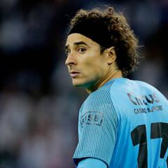 Guillermo Ochoa recibe el amor de la afición del Standard Lieja