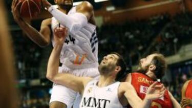 Slaughter captura un rebote muy por encima de Reyes y de Sanikidze.