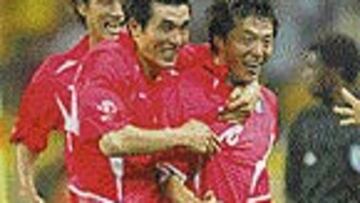 <B>FÚTBOL DE EQUIPO</B>. Los coreanos funcionan en bloque.