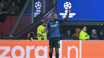 Inter Milan's French forward #09 Marcus Thuram celebrates scoring the opening goal during the UEFA Champions League first round day 1 football match between Ajax Amsterdam and Inter Milan, at the Johan Cruijff ArenA in Amsterdam, on September 17, 2025. (Photo by NICOLAS TUCAT / AFP)