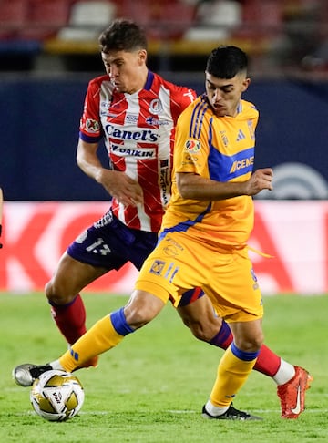 San Luis' Brazilian midfielder #13 Rodrigo Dourado fights for the ball against Tigres' Argentine midfielder #11 Juan Brunetta during the Liga MX Apertura tournament quarterfinals first leg football match between San Luis and Tigres at the Alfonso Lastras Stadium in San Luis Potosi, San Luis Potosi State, Mexico, on November 28, 2024. (Photo by MARIO ARMAS / AFP)