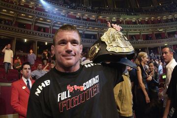 Las MMA han evolucionado mucho y buena muestra es que los luchadores que todava estn en activo han mejorado los registros de los anteriores. Por eso el registro de Matt Hughes tiene ms mrito. El estadounidense, de 49 a?os, se retir en 2011, aunque sus mejores a?os fueron al inicio de siglo. Cuenta con nueve campeonatos divididos en dos pocas. La mejor fue la primera. Gan en 2011 el cinturn del peso welter y lo retuvo en cinco ocasiones. Despus, en 2004 derrot a Georges St-Pierre para volver a reinar. Pudo defenderlo en dos ocasiones ms hasta que el canadiense le derrot en 2006.