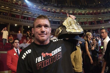 Las MMA han evolucionado mucho y buena muestra es que los luchadores que todavía están en activo han mejorado los registros de los anteriores. Por eso el registro de Matt Hughes tiene más mérito. El estadounidense, de 49 años, se retiró en 2011, aunque sus mejores años fueron al inicio de siglo. Cuenta con nueve campeonatos divididos en dos épocas. La mejor fue la primera. Ganó en 2011 el cinturón del peso welter y lo retuvo en cinco ocasiones. Después, en 2004 derrotó a Georges St-Pierre para volver a reinar. Pudo defenderlo en dos ocasiones más hasta que el canadiense le derrotó en 2006.