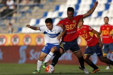 Jaime Carreño disputa el balón con Diego Churin de Unión Española.