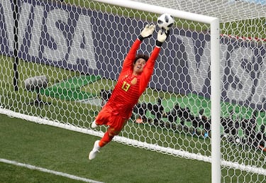 Hasta el momento es el arquero con más paradas (9) en lo que va de la Copa del Mundo. Fue pieza clave para la victoria de México ante Alemania. Por si esto fuera poco, Maradona declaró que el guardameta azteca es de los mejores del planeta.