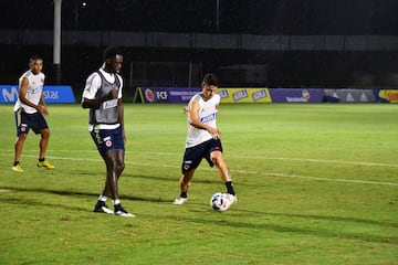 Colombia entrenó por última vez en la sede deportiva de Barranquilla antes de enfrentar este viernes a Venezuela por la primera fecha de las eliminatorias. Carlos Queiroz ultimó detalles tácticos para el partido y se vio a todos los jugadores bastante activos. Probaron definición, centros y defensa durante la jornada. 