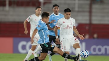 AME1332. BUENOS AIRES (ARGENTINA), 09/03/2023.- Jonás Acevedo (d) de Huracán disputa el balón con Jesús Pretell de Sporting hoy, en un partido de la Copa Libertadores entre Huracan y Sporting Cristal en el estadio Tomás Adolfo Ducó en Buenos Aires (Argentina). EFE/ Juan Ignacio Roncoroni
