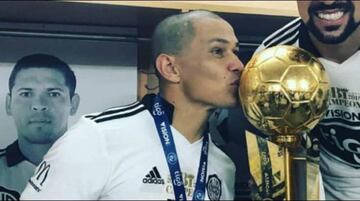 Tres veces campeón de Paraguay con Olimpia.