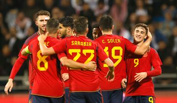 El jugador español, Gavi, celebra con sus compañeros el 0-2 para la selección española.