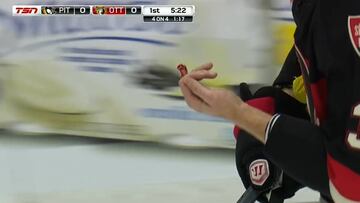 Pesadilla en la NHL: le pega con el stick y le corta en dos el dedo