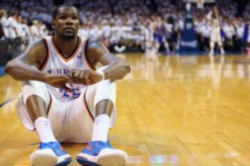 Una de las grandes fotos de la temporada pasada. Durant se vuelve para no ver los tiros libres de Westbrook en las semifinales de la Conferencia Oeste ante Los Angeles Clippers.