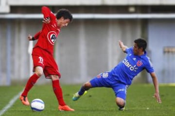 Los dos equipos querían el triunfo. Parra y Fernández disputan la pelota.