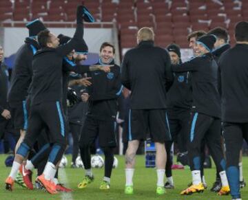 Último entrenamiento del Barcelona antes del partido de Champions League de octavos de final frente al Arsenal 