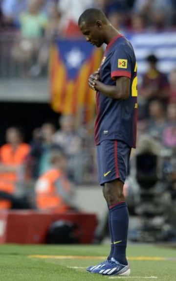 Barcelona - Málaga. Abidal reza momentos antes de sustituir a Piqué.