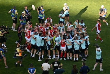 Las jugadoras del Arsenal celebran el triunfo y su segunda Champions League de su historia.