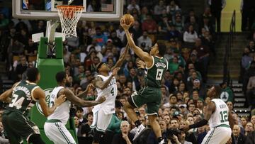 Malcolm Brogdon deja una canasta ante Isaiah Thomas.