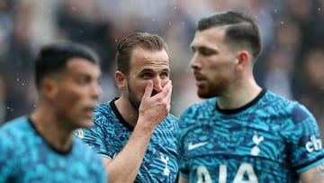 Jugadores del Tottenham se lamentan.