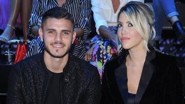 Mauro Icardi y Wanda Nara sentados en un acto p&uacute;blico.