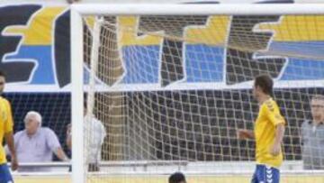 <b>VARAPALO. </b>Las Palmas recibía el segundo tanto, de penalti, y se quedaba con diez jugadores por la expulsión de Mariano Barbosa.