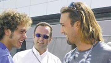 <b>DOS GENIOS. </b>El goleador argentino saluda al piloto italiano.