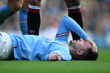 El central español del Manchester City se ha golpeado la cabeza con el codo del jugador del Brentford FC Ethan Rupert Pinnock. Al de Agen ha sido atendido sobre el terreno de juego durante cuatro minutos ya que la hemorragia no cesaba. Le han tenido que vendar la cabeza. 