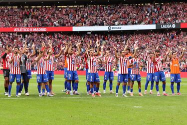 Los jugadores rojiblancos celebran con la afición el 5-2 al Real Madrid. 
