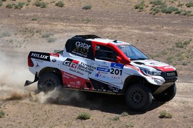 La pick-up con motor V8 de 325 CV dio la primera victoria a la firma japonesa. La carrocería era más corta y ancha que la de serie y más alta para sortear mejor los obstáculos. Para el rally de 2022 y 2023 el Hilux de Toyota Gazoo Racing se renovó por completo. Entre las características más destacadas del  Toyota GR DKR Hilux T1+ de Al-Attiyah se encuentran unos neumáticos más grandes y un mayor recorrido de la suspensión para ayudar a satisfacer las exigencias únicas de la prueba.
