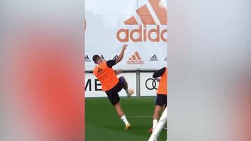 Lucas Vazquéz no contiene su emoción y tumba a Hazard