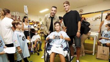 Iago Aspas y Denis Su&aacute;rez posan junto a un ni&ntilde;o con la camiseta del Celta en la visita al Hospital &Aacute;lvaro Cunqueiro durante la Navidad del a&ntilde;o 2019.