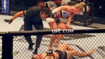 Momento en el que paran la pelea de Holm - Rousey