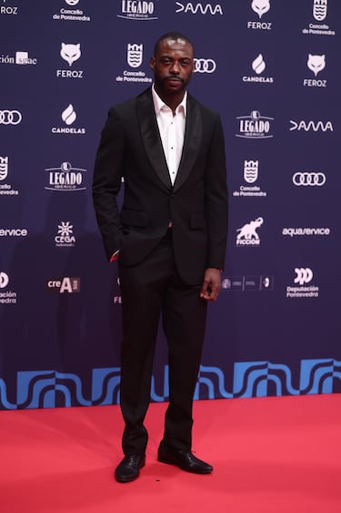 El actor Boré Buika posa en la alfombra roja de los Premios Feroz 2026, en el Pazo da Cultura, en Pontevedra, Galicia. 