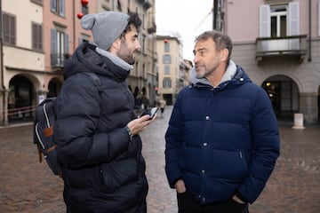  Un da me cruc con l, porque vive aqu al lado (se?ala un edificio a unos metros), y le par: Mster, buen trabajo. Y me contest: ?Pero si he perdido todos los partidos!. 