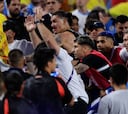 Las bochornosas imágenes de la pelea de los jugadores de Uruguay con aficionados colombianos