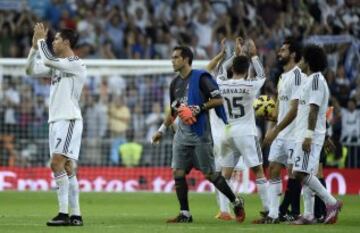 Claudio Bravo saludando a los jugadores del Real Madrid tras la victoria por 3-1 sobre el Barcelona