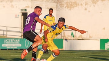 Tomás Alarcón en una disputa de balón con un jugador del Córdoba en el triangular amistoso disputado en El Palmar.