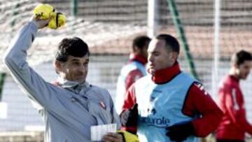 El entrenador de Osasuna durante un entrenamiento.