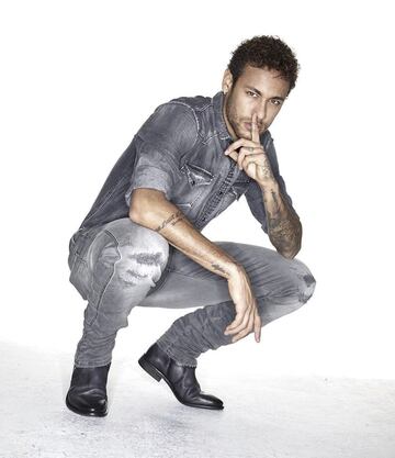 Real Madrid y Barcelona están interesados en su fichaje. En cuanto a los madridistas, el PSG sólo contempla hacer negocio por el brasileño si Vinicius entra en la operación, aunque el club blanco no contempla, de momento, esta posibilidad. El Barcelona piensa hacer un último intento en forma de oferta para derribar el muro que hasta ahora ha supuesto el PSG. Esta oferta pasaría por una cesión con claúsula de compra obligatoria. El PSG negociaría si en la oferta se incluyera Dembélé y Semedo (a los que el Barcelona declaró intransferibles) más 100 millones.