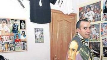 <b>HABITACIÓN CON VISTAS... </b>El cuarto de Javier Muñoz está plagado de posters, camisetas, banderas y recopilatorios de Raúl.