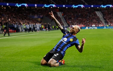 0-1. Federico Dimarco celebra el primer go que marca en el minuto 33 de partido.