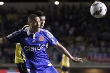 Leandro Benegas lucha por la pelota en el duelo de la U ante Quillota.