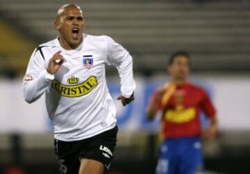 Humberto Suazo llegó el 2006 y fue clave para el gran año. Triunfó en Monterrey, regresó a Colo Colo pero su segunda ciclo terminó muy mal, con una demanda del delantero. Se retiró y hoy juega con amigos en una liga de futbolito.