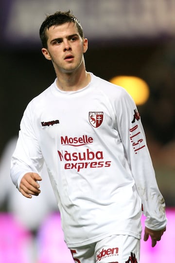El bosnio debutó en el fútbol profesional con el Metz, club francés donde se formó y permaneció allí hasta 2008.